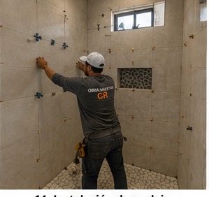 Instalacion de azulejo en ducha durante remodelacion de baño